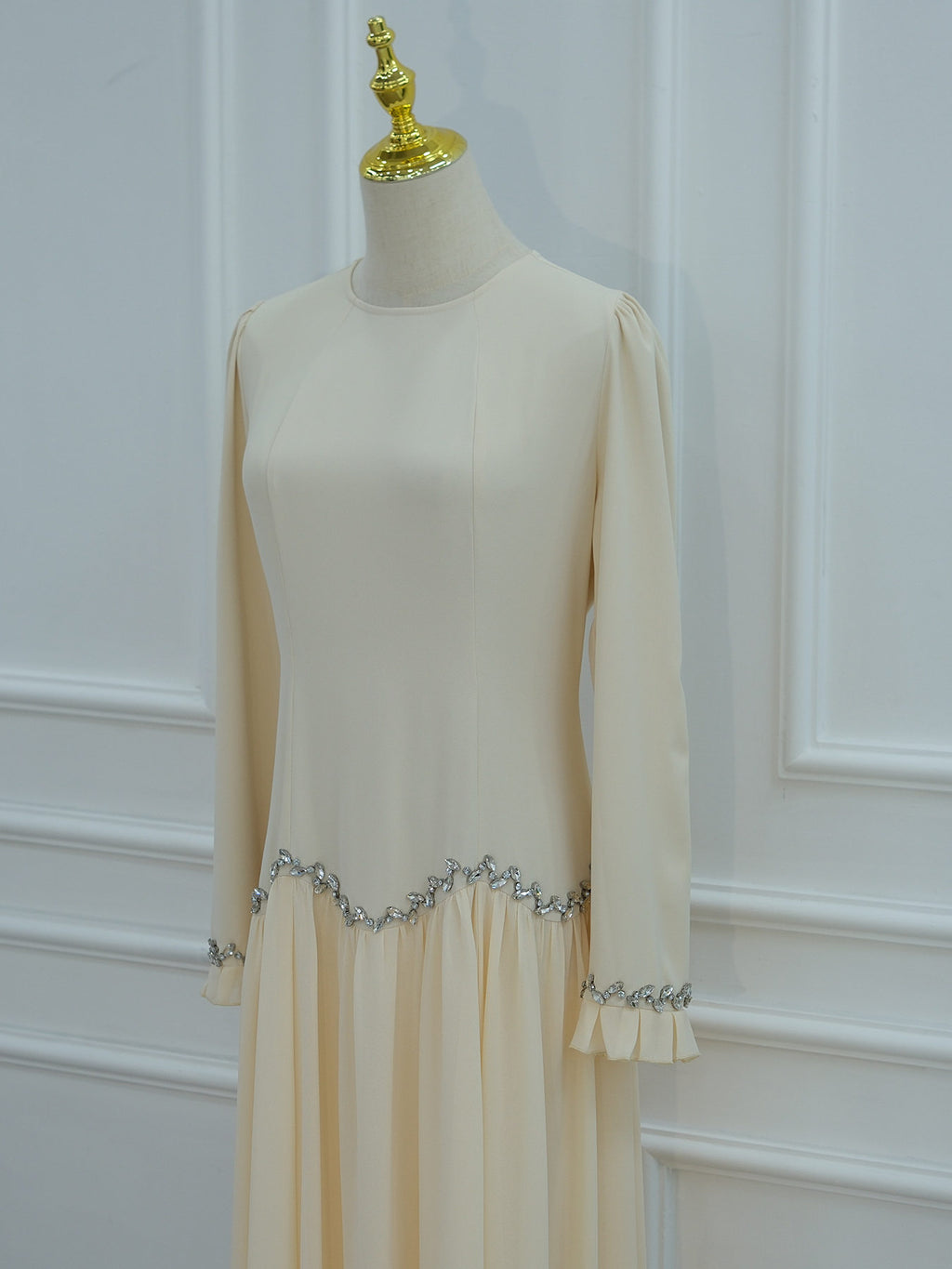 ZAYRÉVA – Elegant Lace Abaya