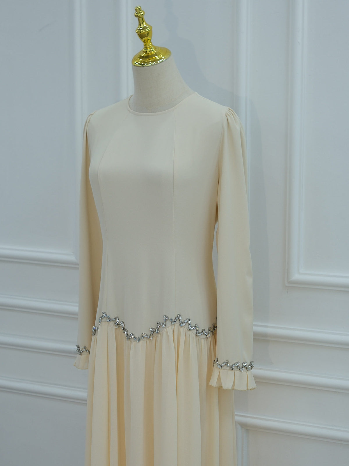 ZAYRÉVA – Elegant Lace Abaya